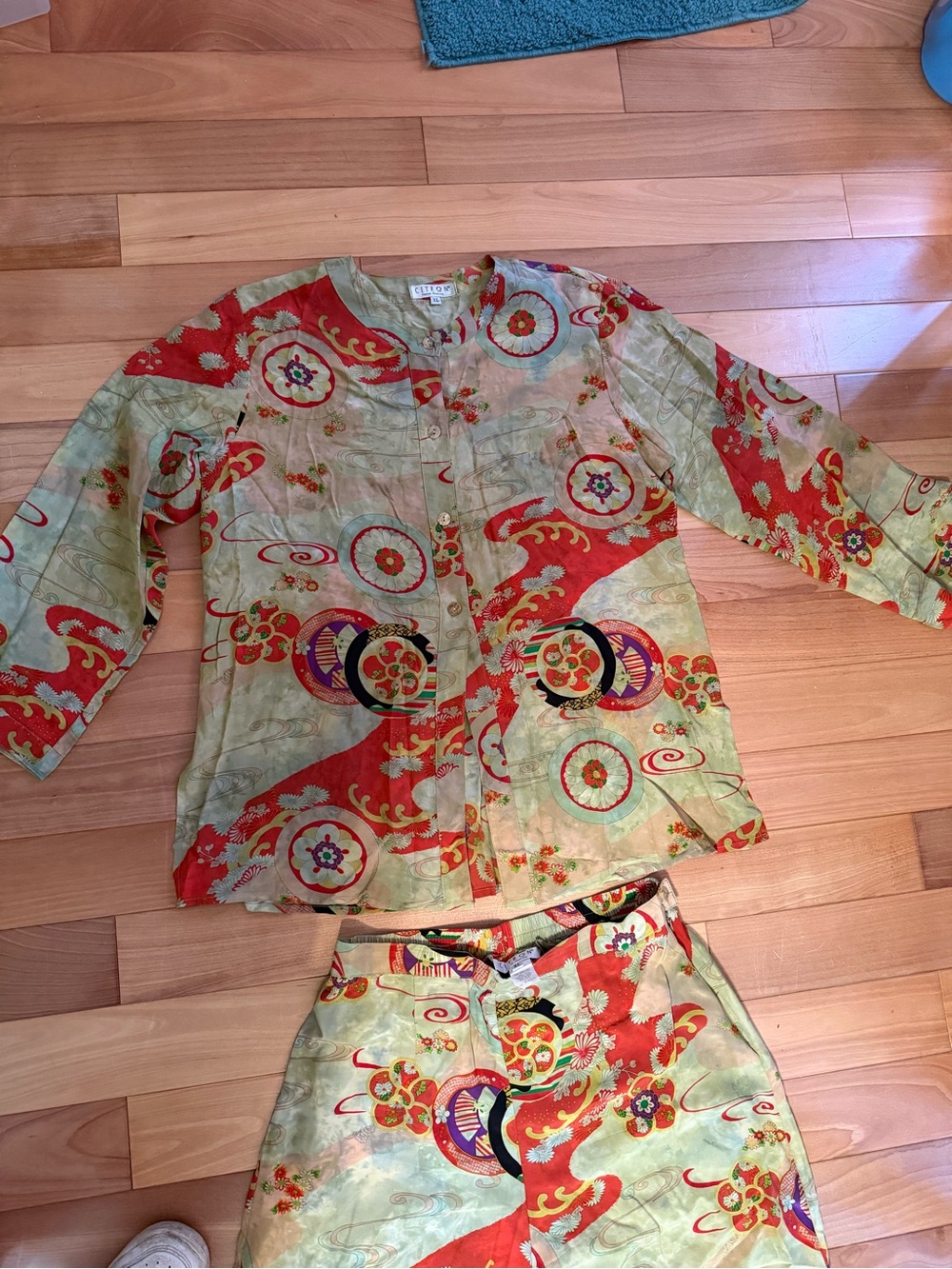 Vintage 90’s Citron silk pants and top set in Light Green and Red Asian designs